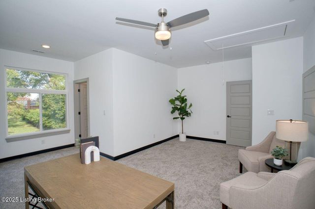 607 Burnett Farm Ln, Louisville, KY 40243