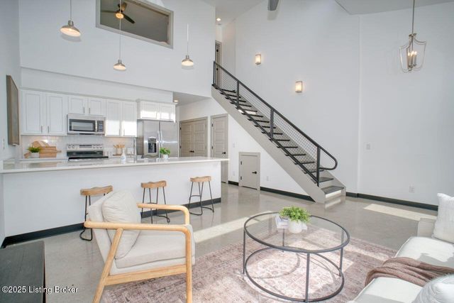 607 Burnett Farm Ln, Louisville, KY 40243