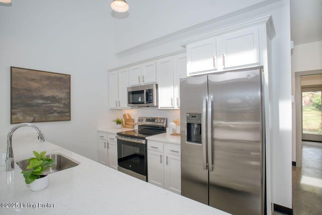 607 Burnett Farm Ln, Louisville, KY 40243