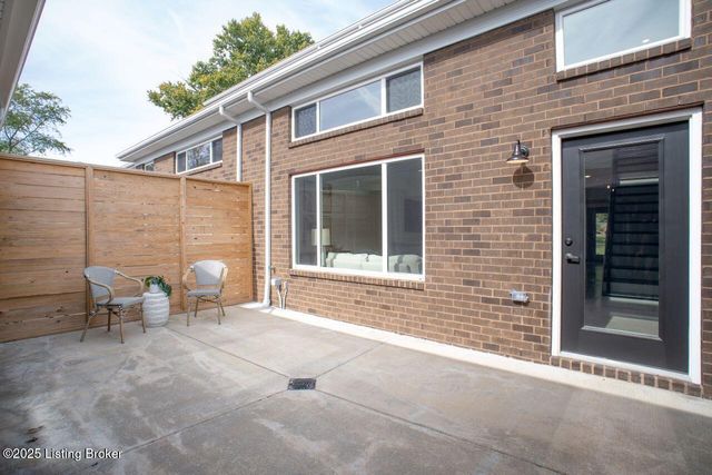 607 Burnett Farm Ln, Louisville, KY 40243