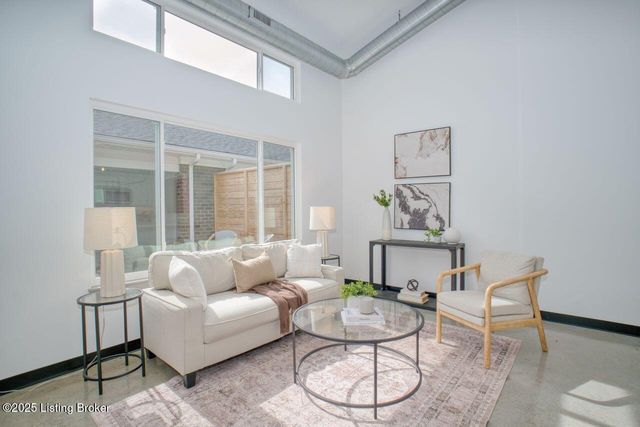 607 Burnett Farm Ln, Louisville, KY 40243