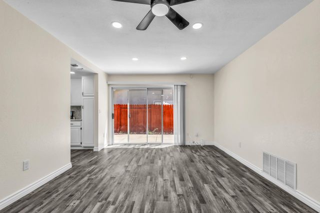 9081 Meadowdale Way, Elk Grove, CA 95624