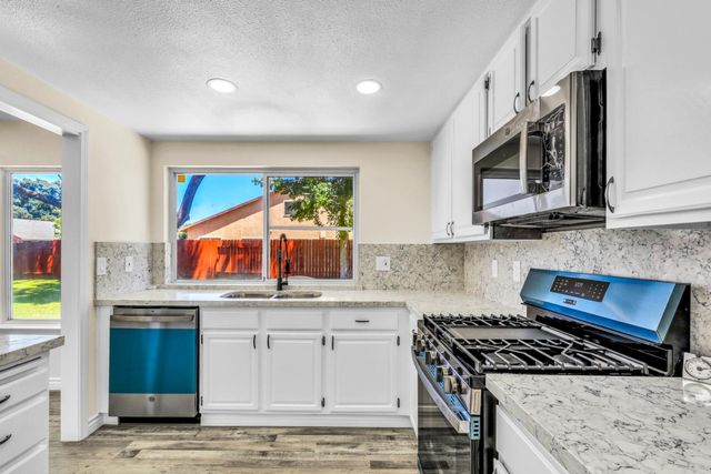 9081 Meadowdale Way, Elk Grove, CA 95624