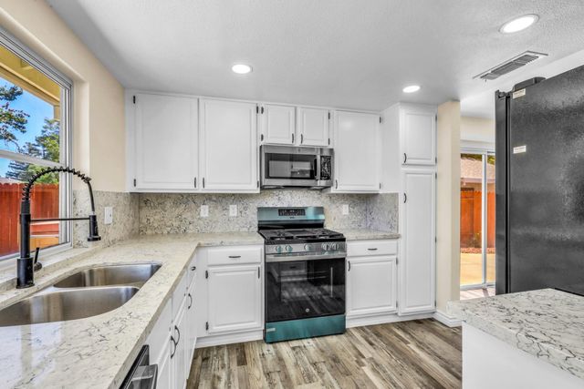 9081 Meadowdale Way, Elk Grove, CA 95624