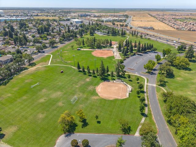 9081 Meadowdale Way, Elk Grove, CA 95624