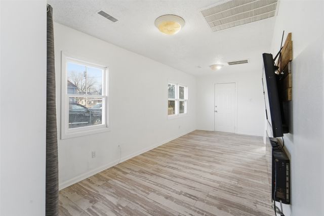 2644 Chicago Avenue, Des Moines, IA 50317