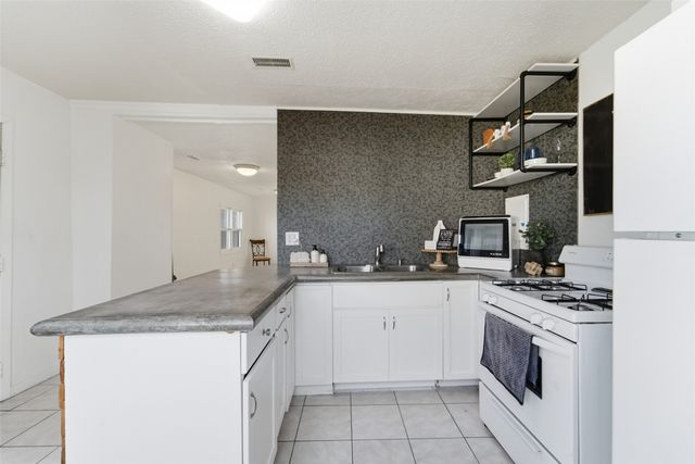 2644 Chicago Avenue, Des Moines, IA 50317