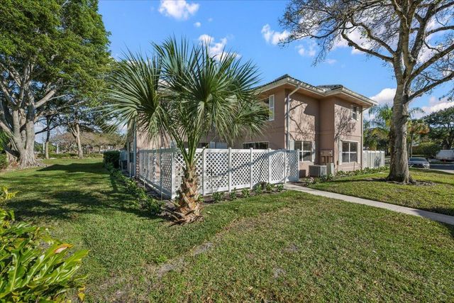 1945 Stratford Way, West Palm Beach, FL 33409