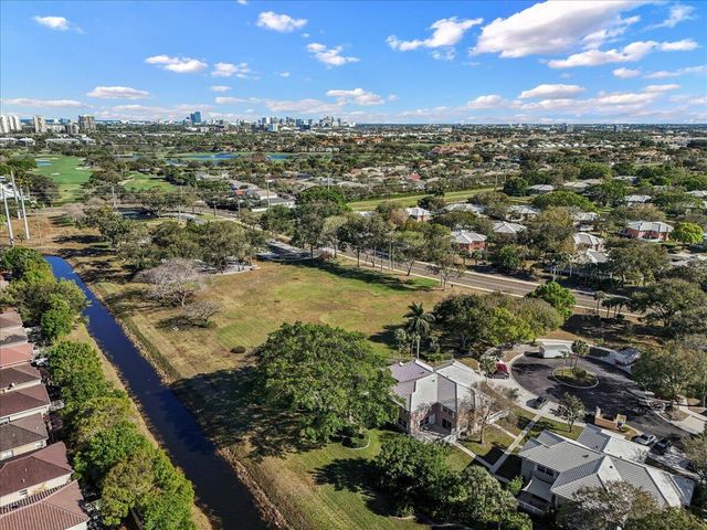 1945 Stratford Way, West Palm Beach, FL 33409