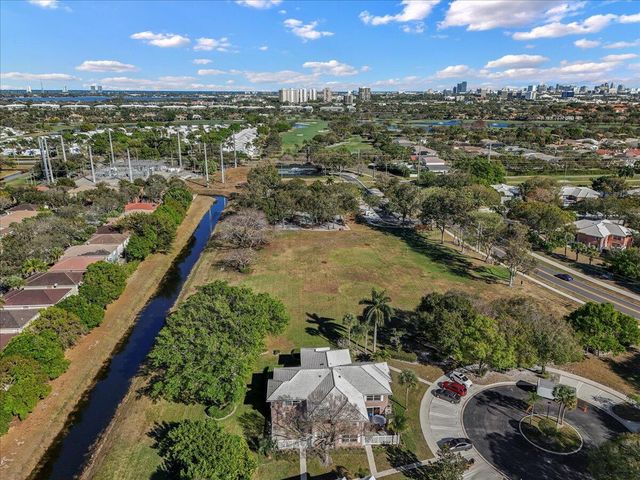 1945 Stratford Way, West Palm Beach, FL 33409