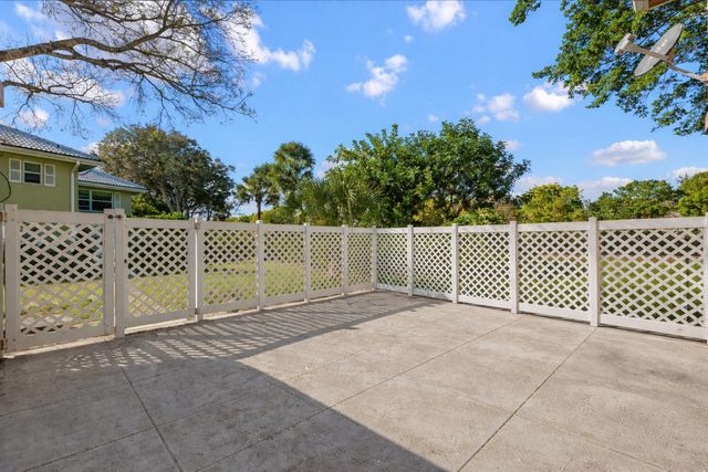 1945 Stratford Way, West Palm Beach, FL 33409