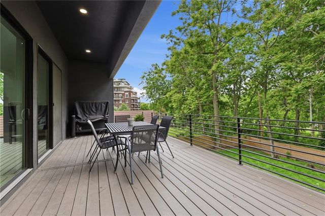 5330 Oak Street, Kansas City, MO 64112
