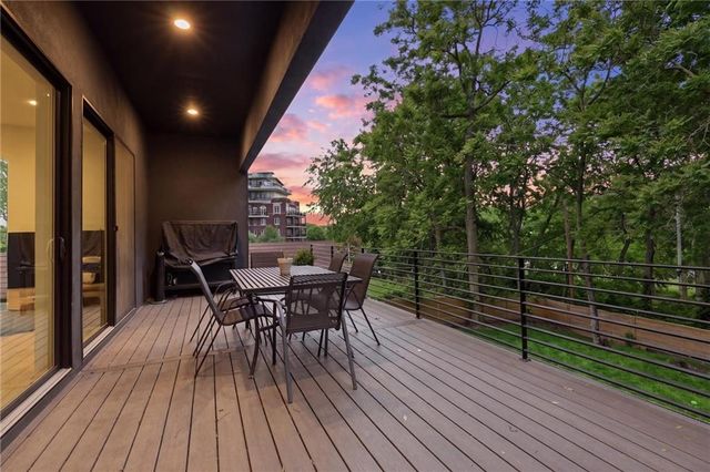 5330 Oak Street, Kansas City, MO 64112