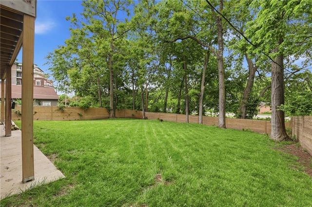 5330 Oak Street, Kansas City, MO 64112