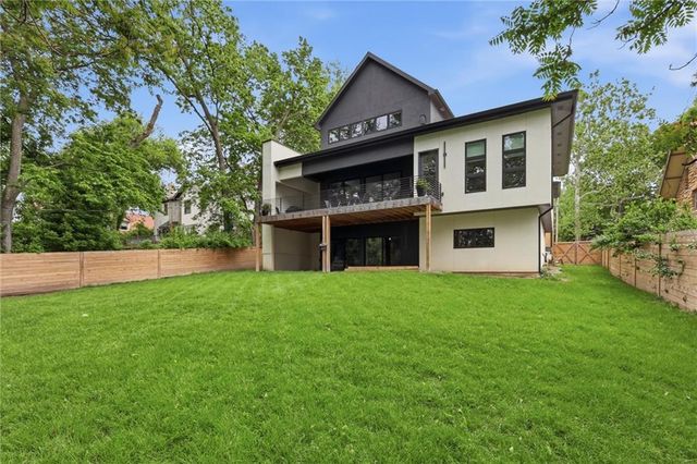 5330 Oak Street, Kansas City, MO 64112