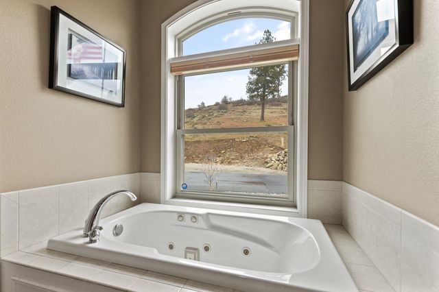 7009 N Lynden Ln, Otis Orchards, WA 99027