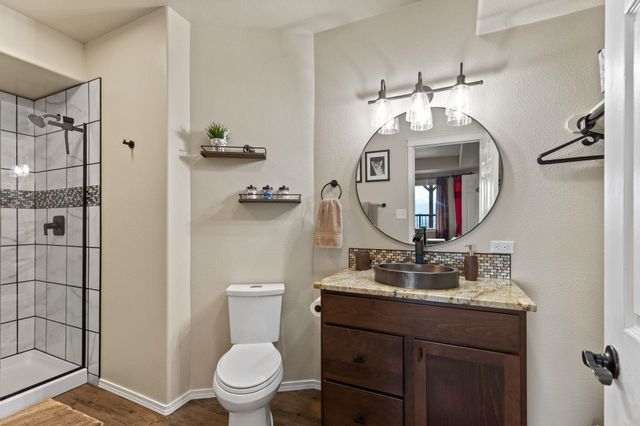 7009 N Lynden Ln, Otis Orchards, WA 99027