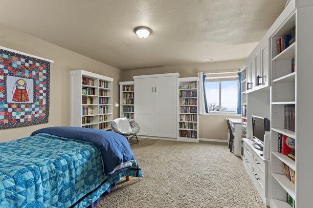 7009 N Lynden Ln, Otis Orchards, WA 99027