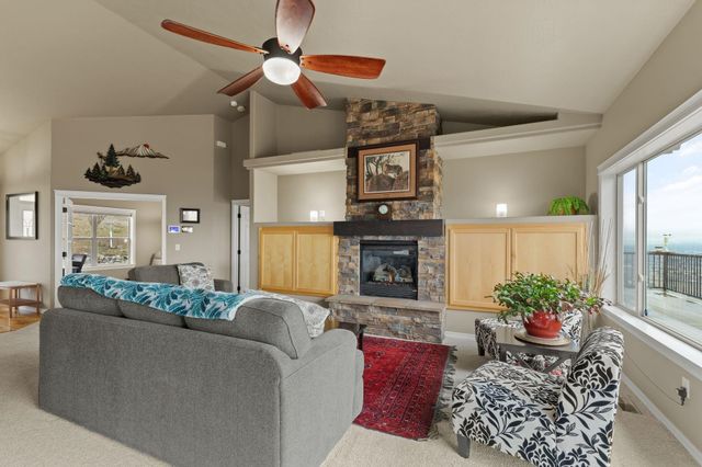 7009 N Lynden Ln, Otis Orchards, WA 99027