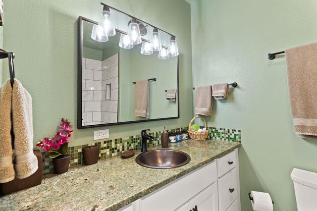 7009 N Lynden Ln, Otis Orchards, WA 99027