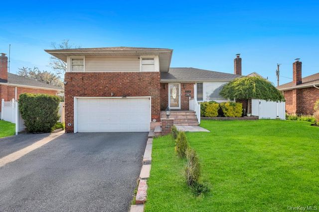310 Southwood Circle, Syosset, NY 11791