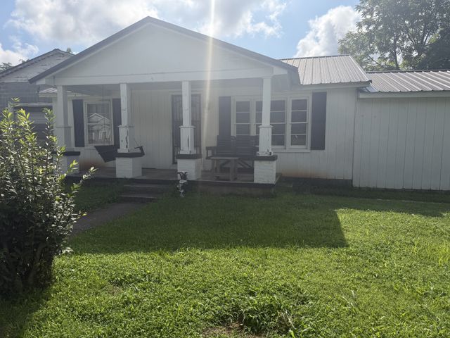 712 Fisher Ave, Smithville, TN 37166