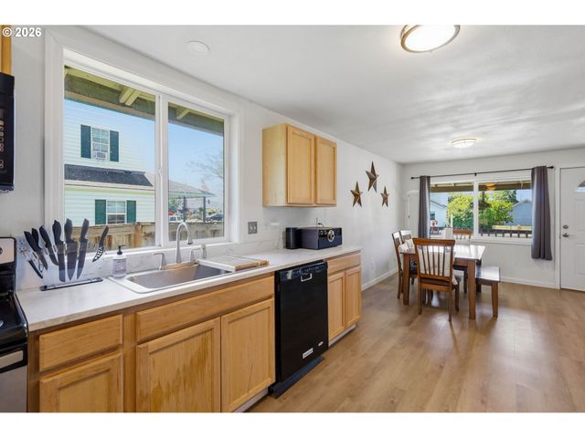 505 S 5TH St, Harrisburg, OR 97446