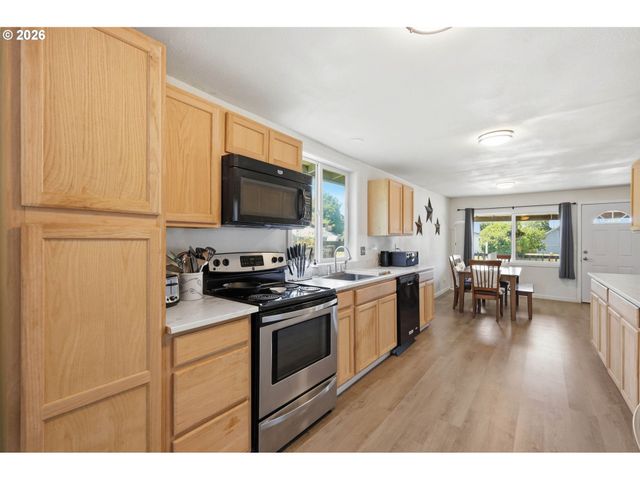 505 S 5TH St, Harrisburg, OR 97446