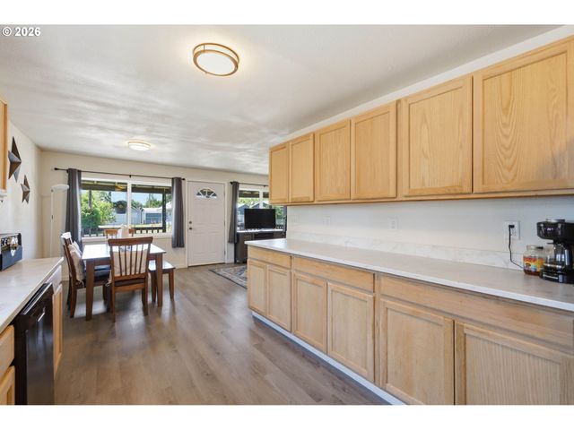 505 S 5TH St, Harrisburg, OR 97446