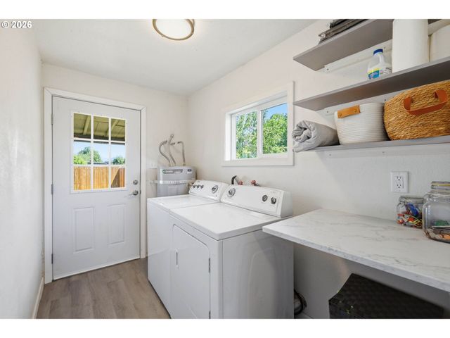 505 S 5TH St, Harrisburg, OR 97446