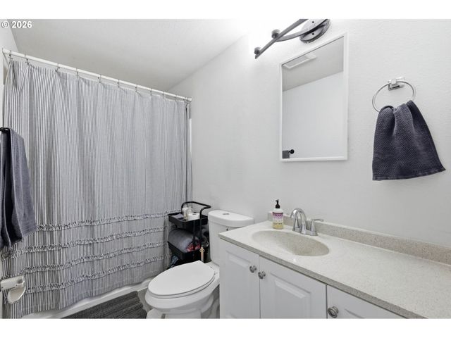 505 S 5TH St, Harrisburg, OR 97446