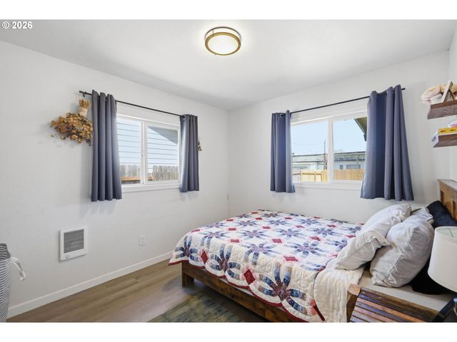 505 S 5TH St, Harrisburg, OR 97446