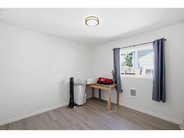 505 S 5TH St, Harrisburg, OR 97446