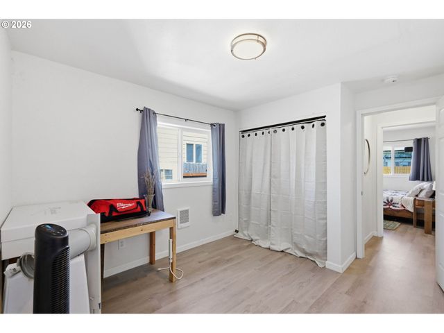 505 S 5TH St, Harrisburg, OR 97446