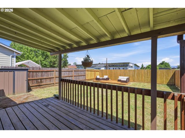 505 S 5TH St, Harrisburg, OR 97446