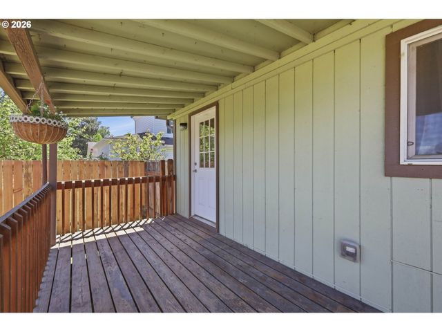 505 S 5TH St, Harrisburg, OR 97446