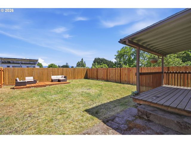 505 S 5TH St, Harrisburg, OR 97446