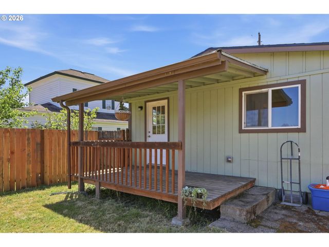 505 S 5TH St, Harrisburg, OR 97446