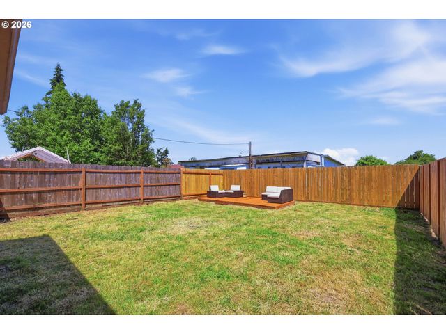 505 S 5TH St, Harrisburg, OR 97446