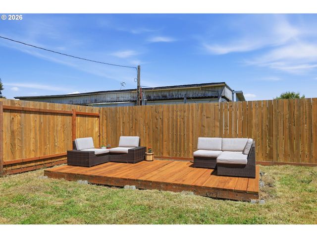 505 S 5TH St, Harrisburg, OR 97446