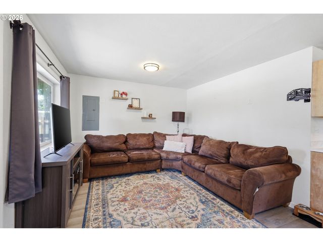 505 S 5TH St, Harrisburg, OR 97446