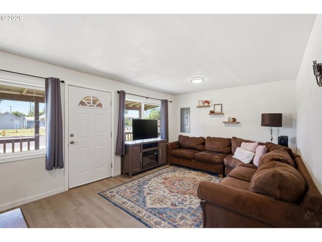505 S 5TH St, Harrisburg, OR 97446