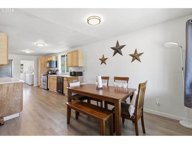 505 S 5TH St, Harrisburg, OR 97446