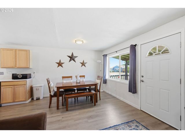 505 S 5TH St, Harrisburg, OR 97446