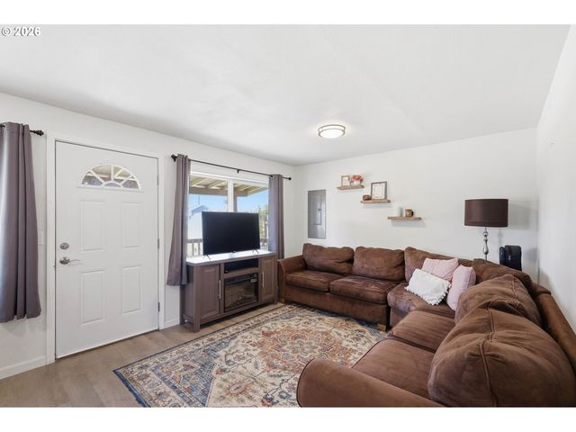 505 S 5TH St, Harrisburg, OR 97446