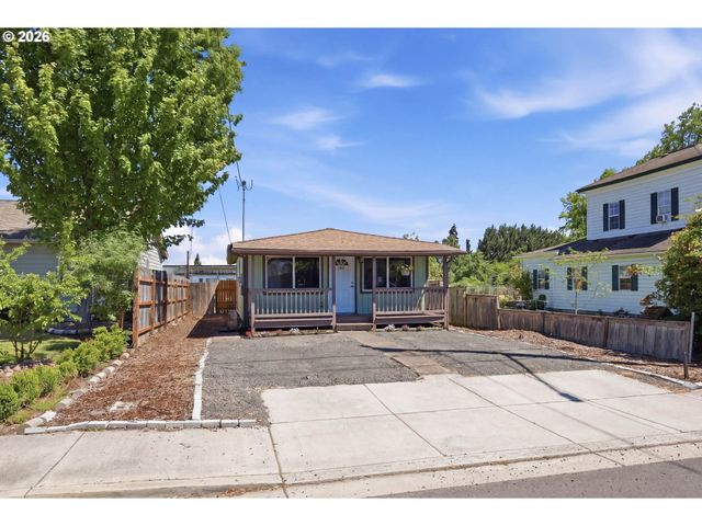 505 S 5TH St, Harrisburg, OR 97446