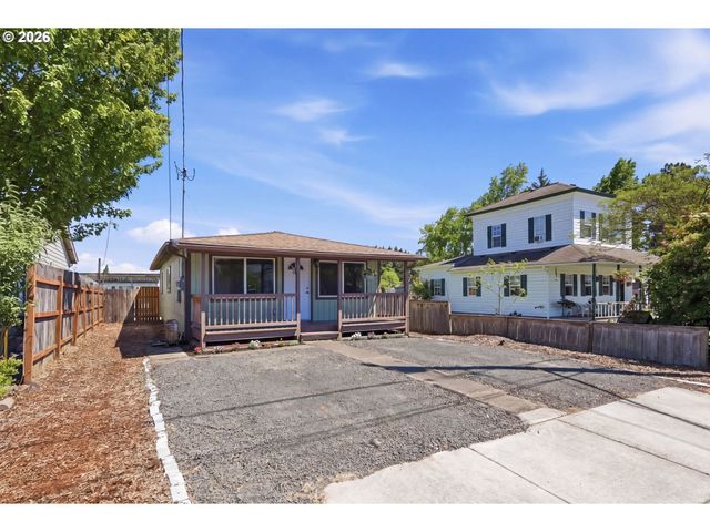 505 S 5TH St, Harrisburg, OR 97446