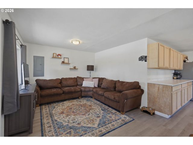 505 S 5TH St, Harrisburg, OR 97446