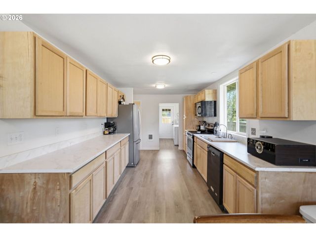 505 S 5TH St, Harrisburg, OR 97446