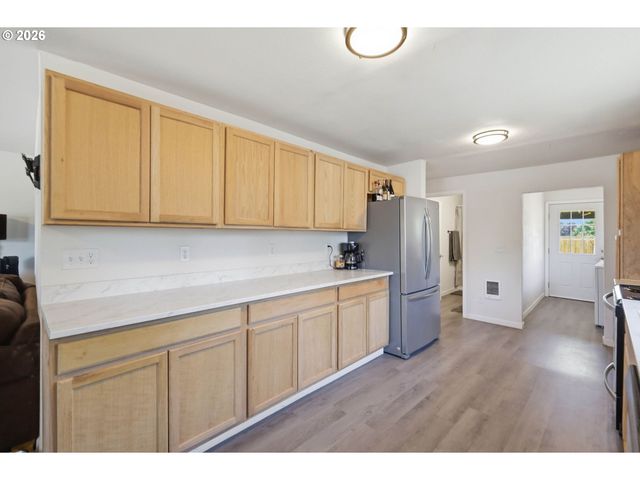 505 S 5TH St, Harrisburg, OR 97446